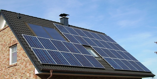 如何安全有效地清洁太阳能电池板