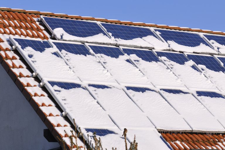 太阳能电池板在寒冷天气下工作吗?冬天你需要知道的一切