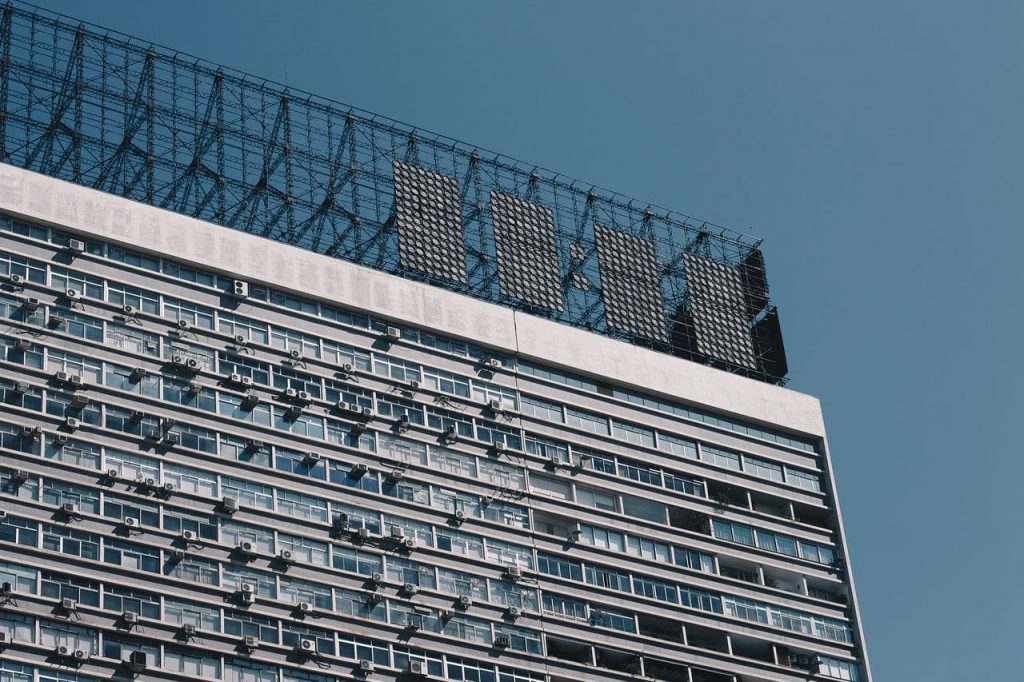 建筑物上的太阳能电池板