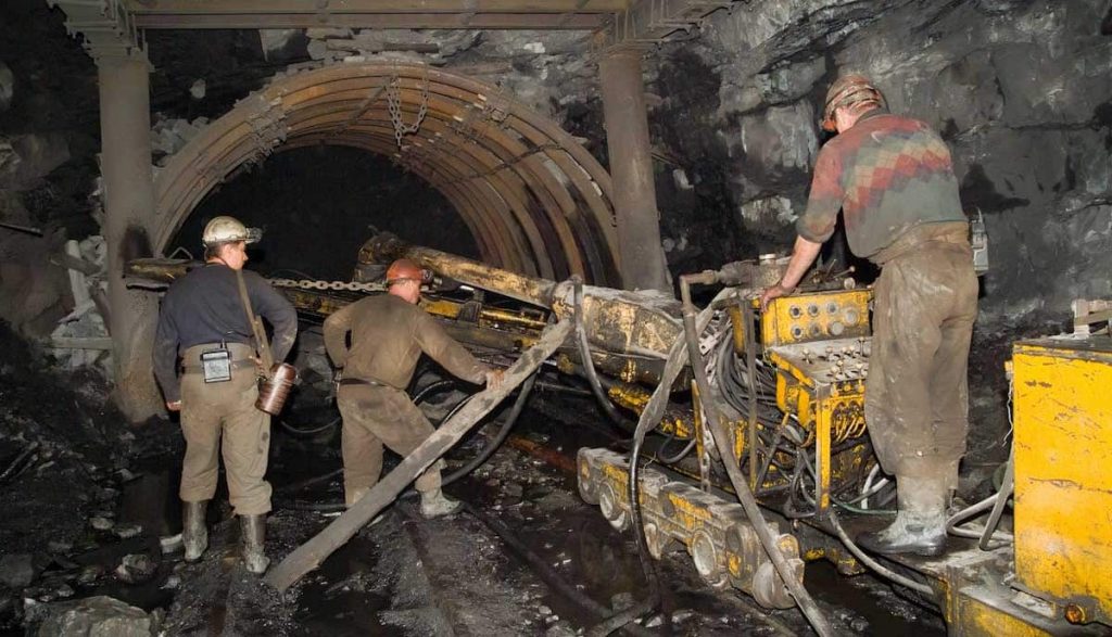 地下煤矿的煤矿工人