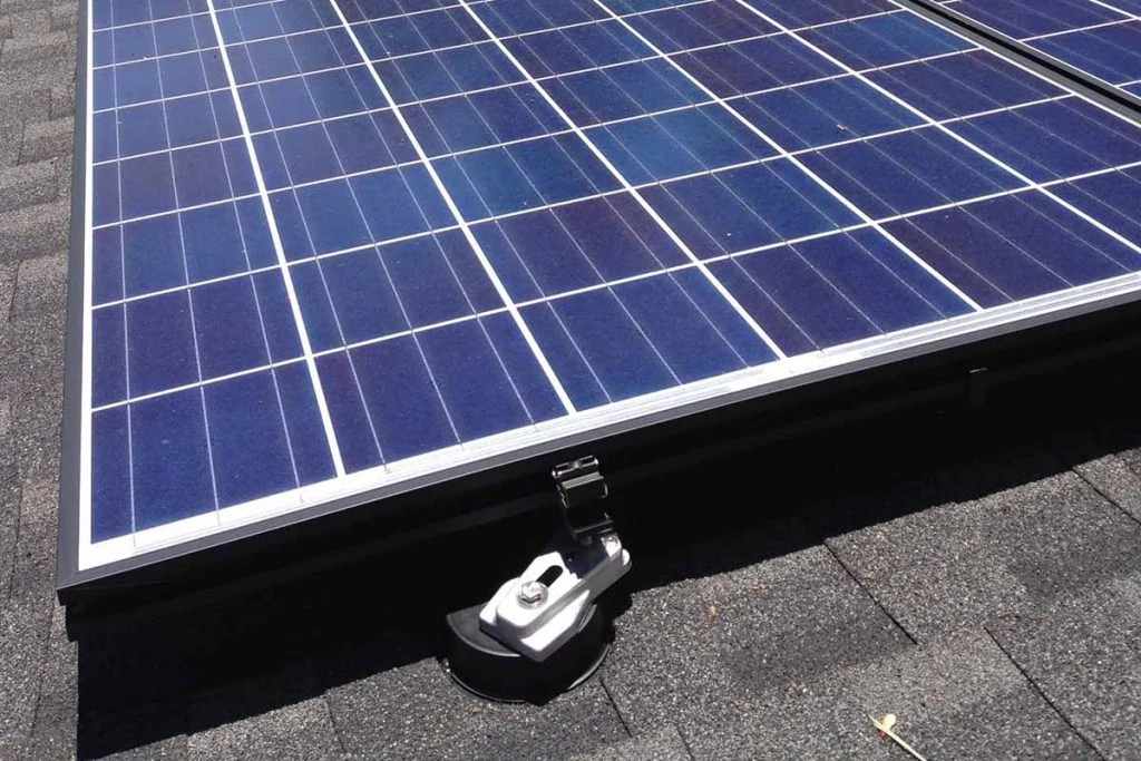 屋顶上固定太阳能电池板的金属装置