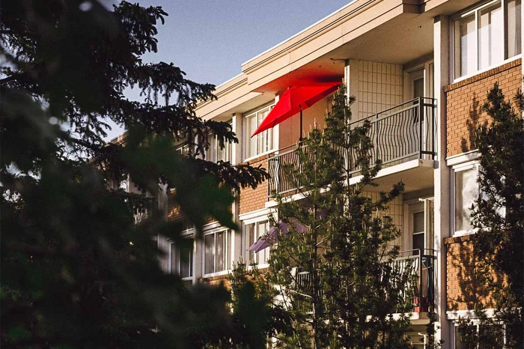 公寓的阳台上有树和红伞
