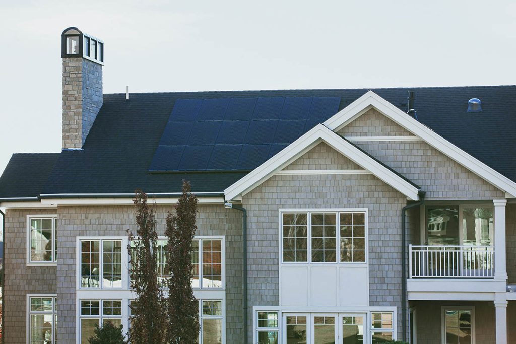 房屋屋顶上的太阳能电池板