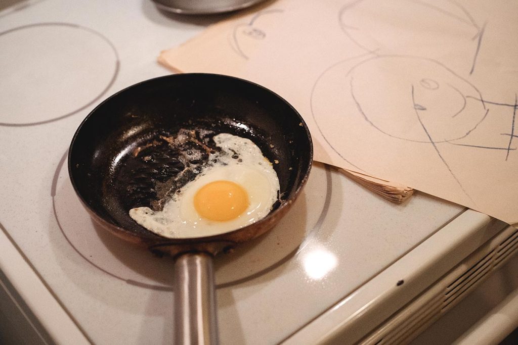 在电磁炉上煎鸡蛋的平底锅
