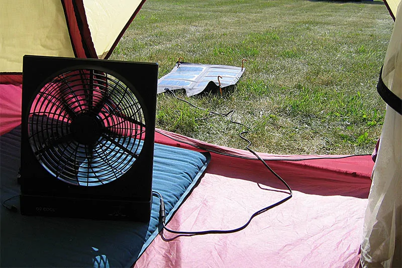 露营帐篷内的太阳能风扇与室外的太阳能电池板相连