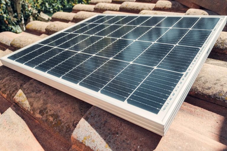 太阳能电池板是由什么制成的，它们是如何生产的？