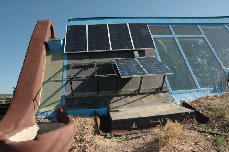 地球飞船的房子有大窗户和太阳能光伏板