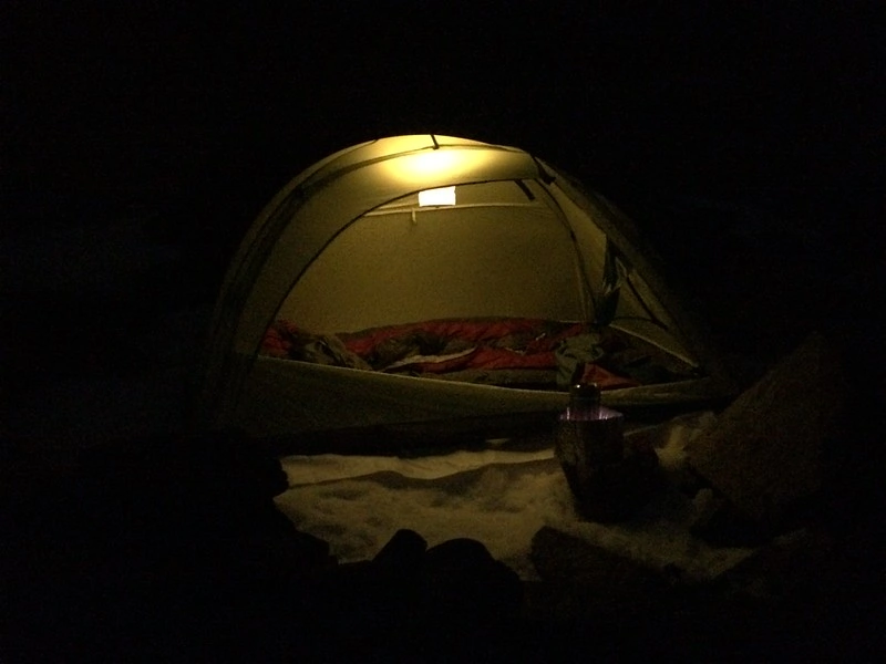 露营帐篷里的充气太阳能灯