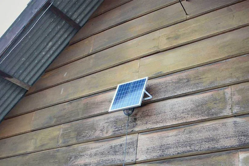 安装在建筑物外部的小型太阳能电池板