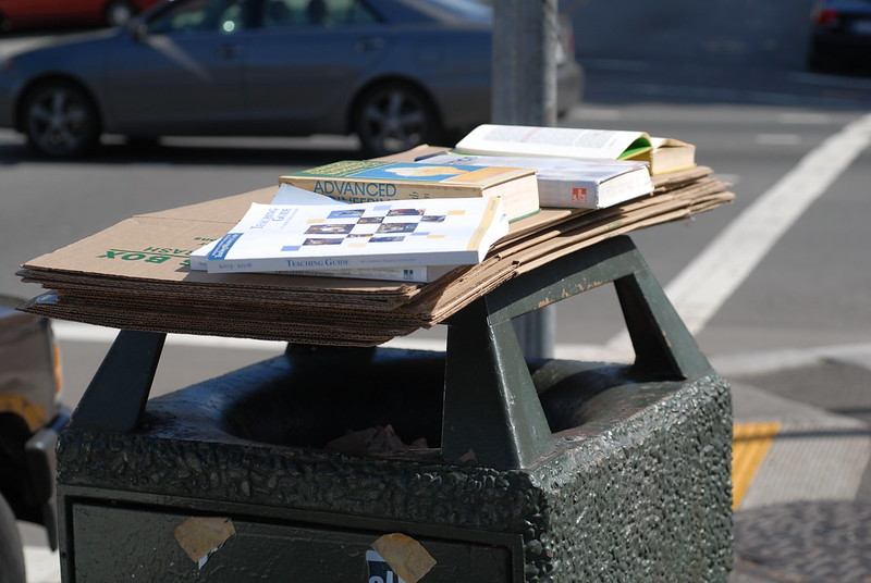 折叠纸板箱和垃圾桶的书籍