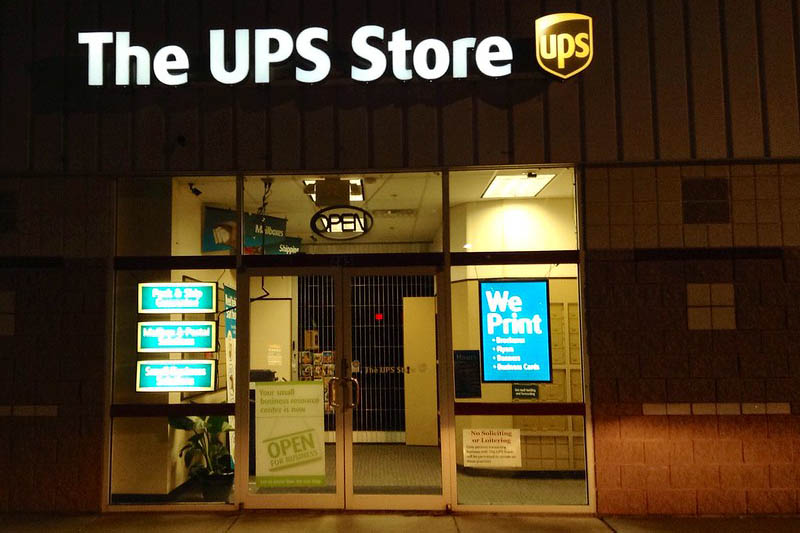 UPS晚上商店入口